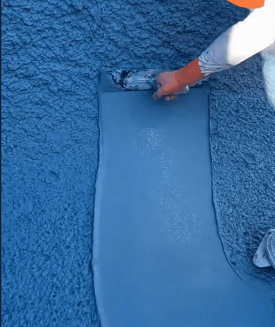 Illustration of a trowel applying a blue pool finish
